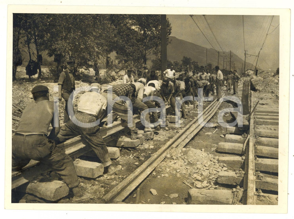 1957 ALLUVIONE CHIANOCCO Linea ferroviaria TORINO-MODANE - Operai al lavoro