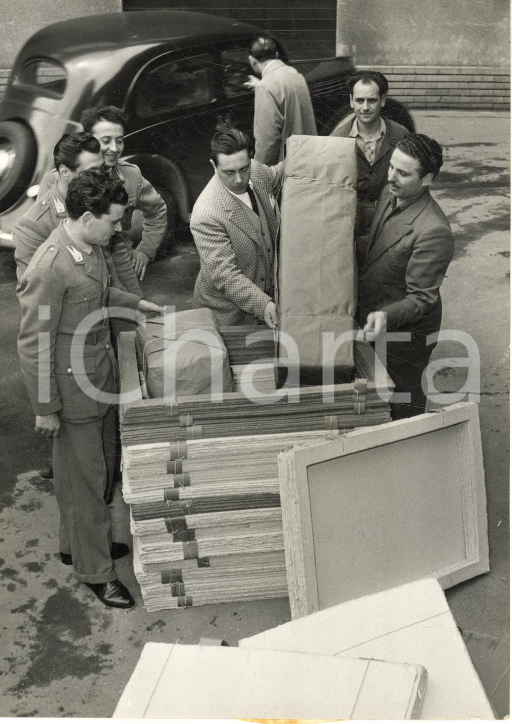 1955 ca MILANO Via NOE' Polizia tributaria recupera sigarette contrabbando *Foto Fotografia d'epoca con didascalia coeva al verso. FORMATO: 13x18 cm CONDIZIONI: G (ma sovraimpressione circolare)    originale e autentica 1