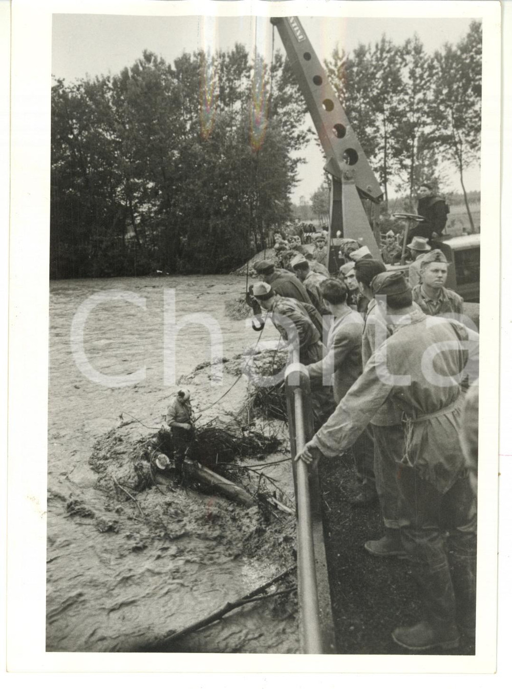 1957 ALLUVIONE CESANA TORINESE Squadre di soccorso liberano fiume Dora Riparia