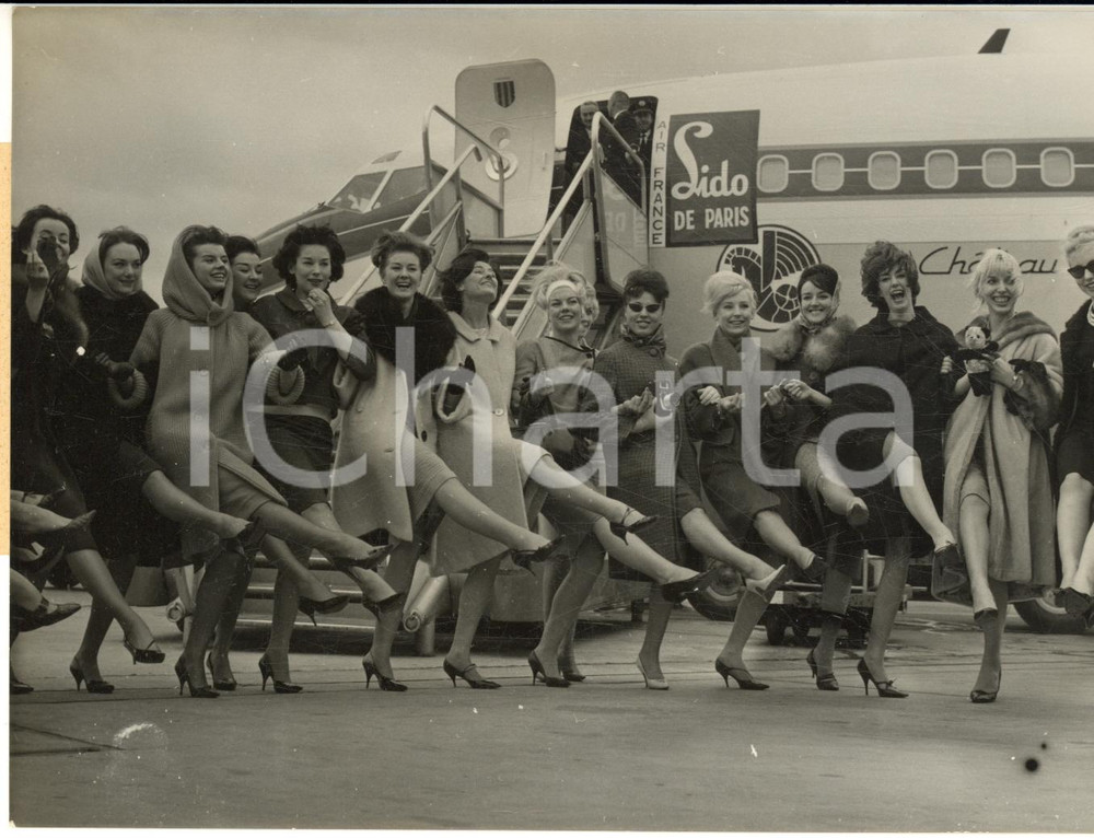 1962 PARIS Le BLUEBELL GRILS danzano alla partenza per Las Vegas *Foto 18x13 Fotografia d'epoca con didascalia coeva.  CONDIZIONI: G (lievi difetti di stampa)FORMATO: 18x13 cm    originale e autentica 1