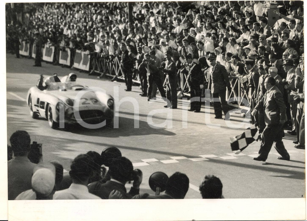 1955 AUTOMOBILISMO BRESCIA MILLE MIGLIA Arrivo vittorioso di Stirling MOSS *Foto