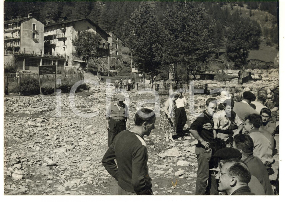 1957 ALLUVIONE CAMPIGLIA SOANA (TO) Gli abitanti tra le macerie *Foto 18x13 cm  Fotografia d'epoca con didascalia coeva.  CONDIZIONI: G (ma lievi rigature al centro) FORMATO: 18x13 cm     originale e autentica 1