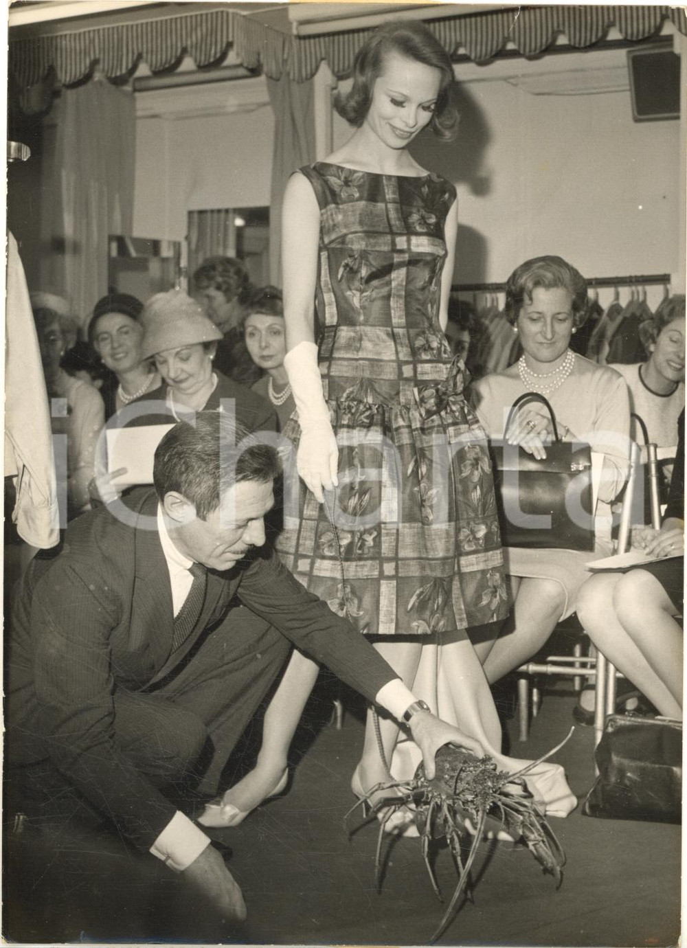 Fotografia d epoca originale 1961 PARIS Jean SABLON promÃ¨ne langouste au dÃ©filÃ© chez Catherine GERARD Photo 1