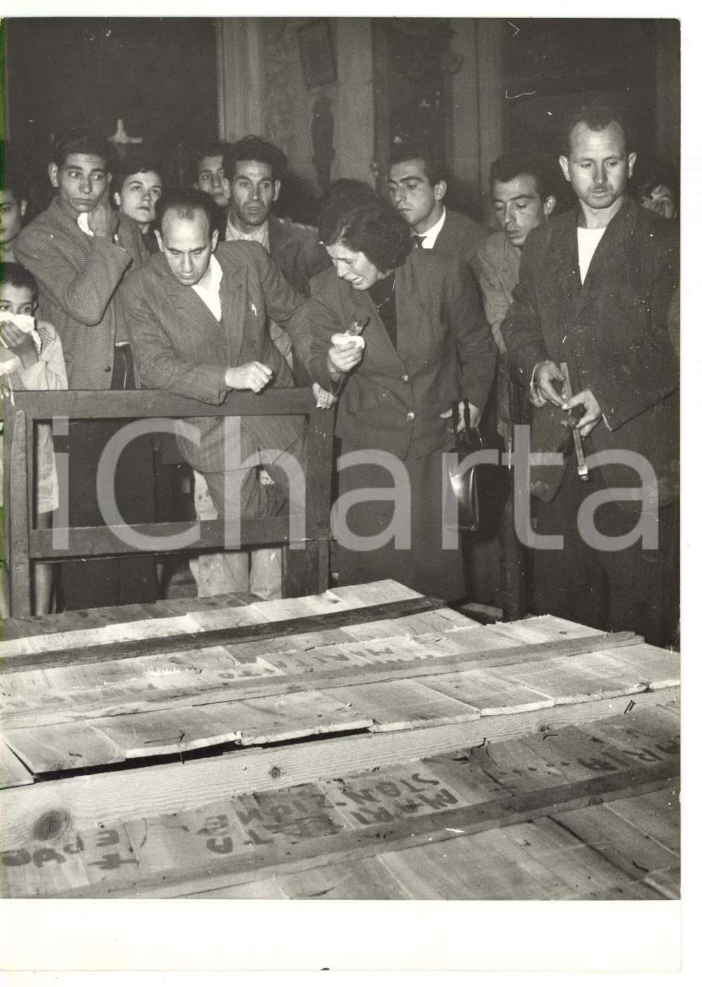 1954 ALLUVIONE NEL SALERNITANO - VIETRI SUL MARE I parenti delle vittime *Foto