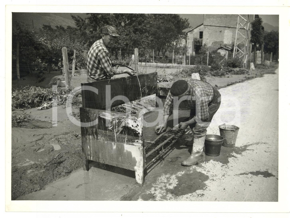 1957 CHIANOCCO Abitanti riparano i danni causati dall'alluvione *Foto 18x13 cm