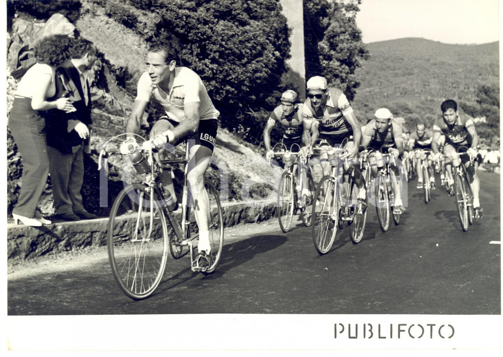 1953 CICLISMO GIRO D'ITALIA 8^ Tappa - Hugo KOBLET guida il gruppo *Foto Fotografia d'epoca con didascalia coeva al verso. CONDIZIONI: FAIR (lievi graffi e increspature)FORMATO: 18x13 cm     originale e autentica 1