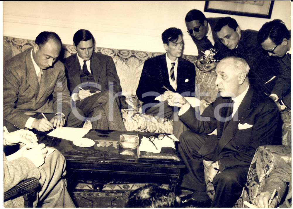 1957 ROMA Otto MAYER cancelliere del CIO in conferenza stampa *Foto 18x13 cm