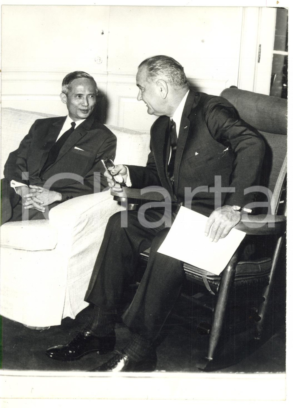 1964 WASHINGTON DC Ministro vietnamita Phan Huy QUÃT con Lyndon B. JOHNSON   Fotografia d'epoca con didascalia coeva.  CONDIZIONI: FAIR (lievi rigature) FORMATO: 13x18 cm     originale e autentica 1