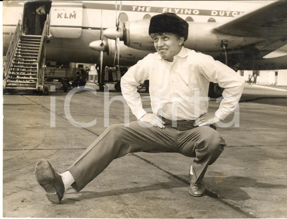 1959 LONDON Airport - Tommy STEELE performing a Russian dance *Photo 20x15