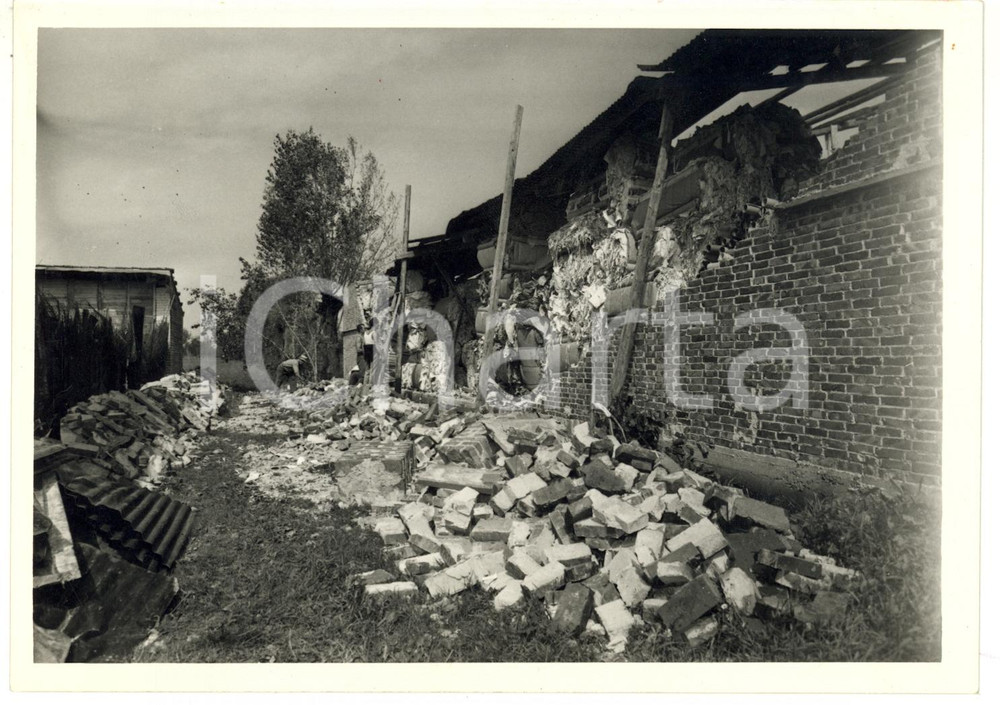 1957 NUBIFRAGIO A LEINI (TO) Macerie di una cascina distrutta dalla grandine  Fotografia d'epoca.  CONDIZIONI: G FORMATO: 18x13 cm     originale e autentica 1