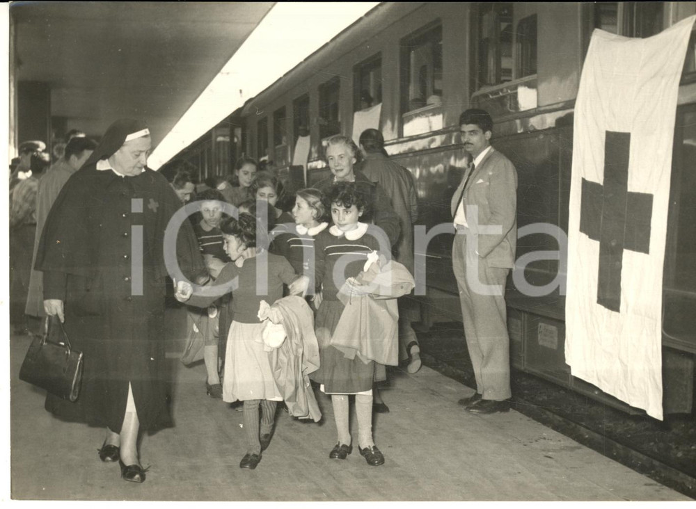 1953 ROMA TERMINI Arrivo bambini alluvionati dalla Calabria *Foto DANNEGGIATA  Fotografia d'epoca con didascalia coeva al verso.   CONDIZIONI: VERY POOR (difetto di stampa evidente nella parte centrale della foto; graffi e ondulature al margine superiore) FORMATO: 18x13 cm     originale e autentica 1