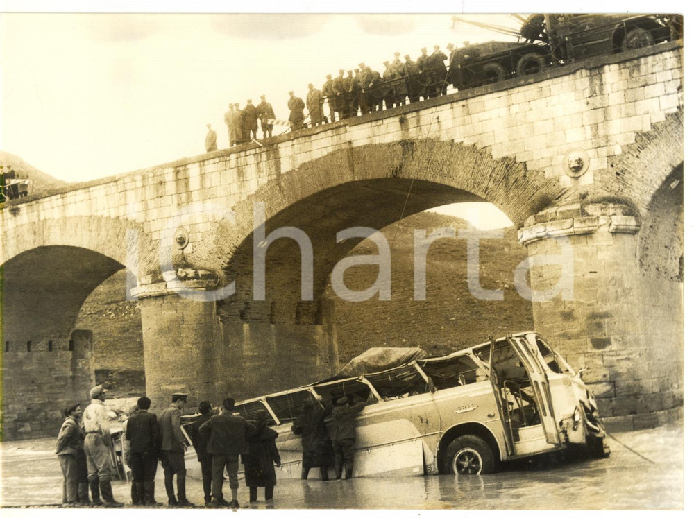 1955 ca AREA DI CATANIA Autobus SAIS precipita da un ponte - Folla di curiosi   Fotografia d'epoca.  CONDIZIONI: FAIR (alone diffuso; macchie al margine superiore) FORMATO: 18x13 cm     originale e autentica 1
