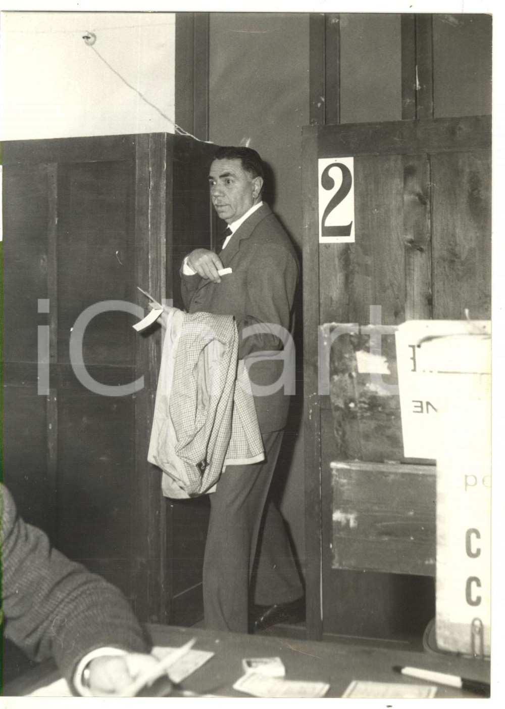 1960 GENOVA Liceo ANDREA D'ORIA Gelasio ADAMOLI alle urne per elezioni comunali 