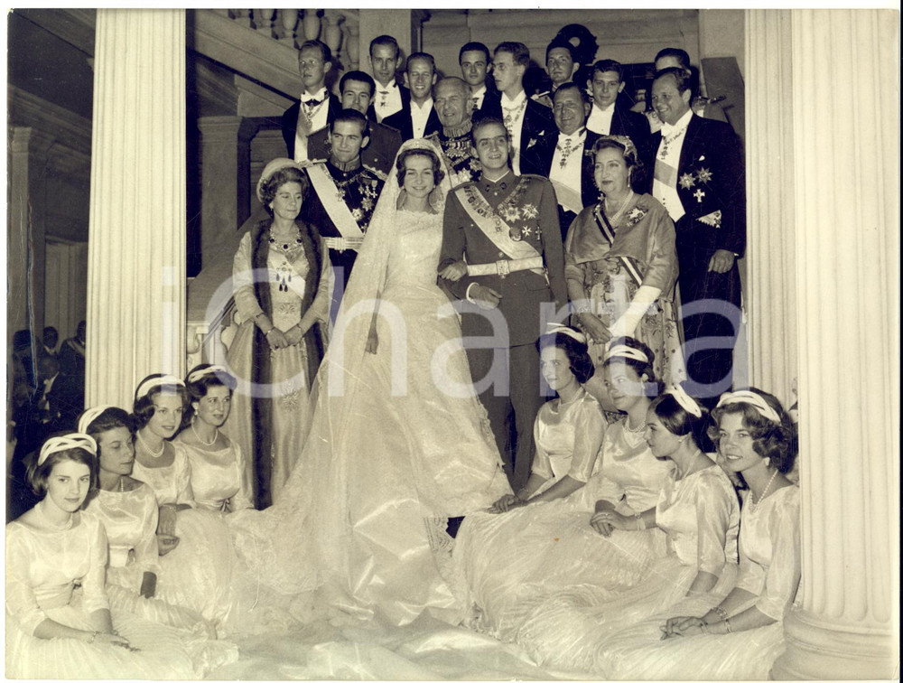 1962 ATENE Nozze Sofia di GRECIA - Juan Carlos I di SPAGNA - Famiglie *Foto Fotografia d'epoca, con didascalia coeva al verso. CONDIZIONI: FAIR (piegatura al lato sinistro e all'angolo inferiore)FORMATO: 21x17 cm    originale e autentica 1