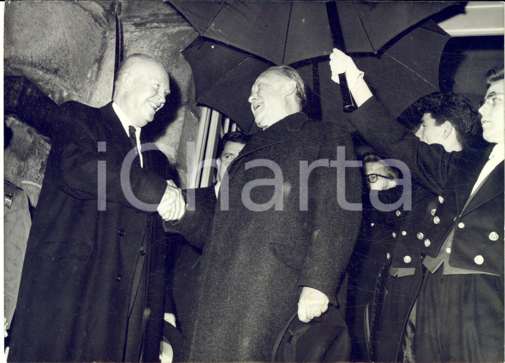 1959 CHATEAU DE RAMBOUILLET Dwight EISENHOWER e Konrad ADENAUER sotto la pioggia