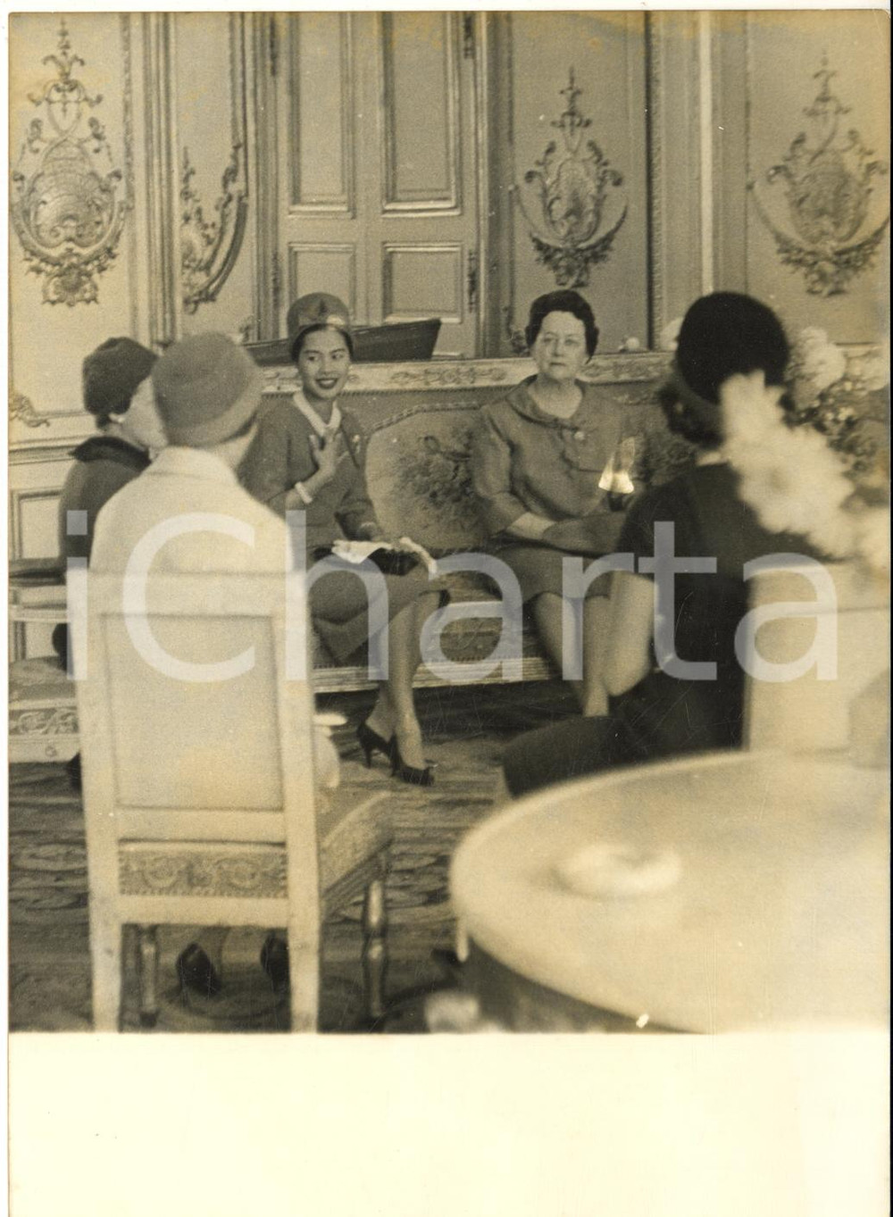 1960 PARIS Regina Sirikit di THAILANDIA conversa con Yvonne DE GAULLE *Foto  Fotografia d'epoca con didascalia coeva. CONDIZIONI: GFORMATO: 13x18 cm     originale e autentica 1