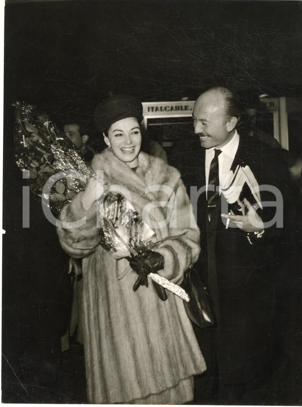 1962 ROMA CIAMPINO Anna Maria PIERANGELI con il marito Armando TROVAJOLI *Foto Fotografia d'epoca, con didascalia dattiloscritta coeva.FORMATO: 18x24 cm  CONDIZIONI: FAIR (piegatura all'angolo inferiore sinistro)    originale e autentica 1