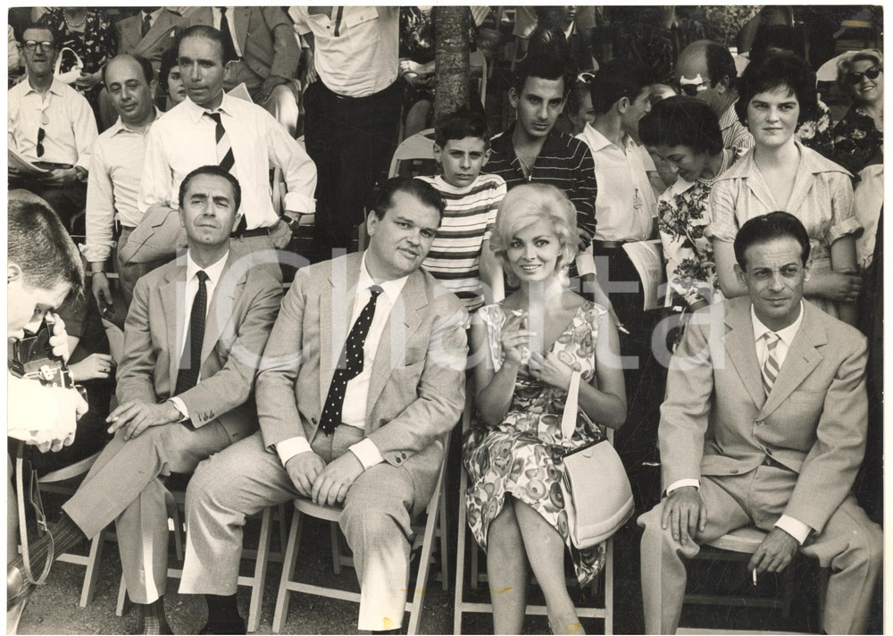 1960 SALSOMAGGIORE TERME Giuria per MISS CINEMA - Aldo FABRIZI Scilla GABEL Foto  Fotografia d'epoca, con didascalia coeva al verso.  CONDIZIONI: G (macchie al margine inferiore)FORMATO: 24x18 cm     originale e autentica 1