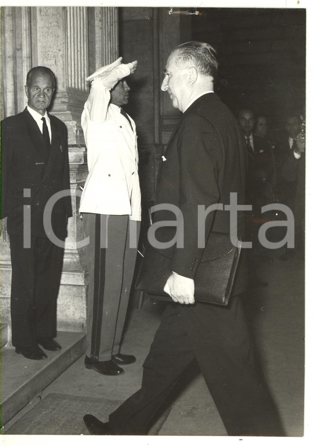 1959 ROMA Giuseppe PELLA in partenza per PARIGI *Foto VINTAGE 13x18 cm  Fotografia d'epoca con didascalia coeva.  CONDIZIONI: POOR (strappo e forellini al margine superiore) FORMATO: 13x18 cm     originale e autentica 1