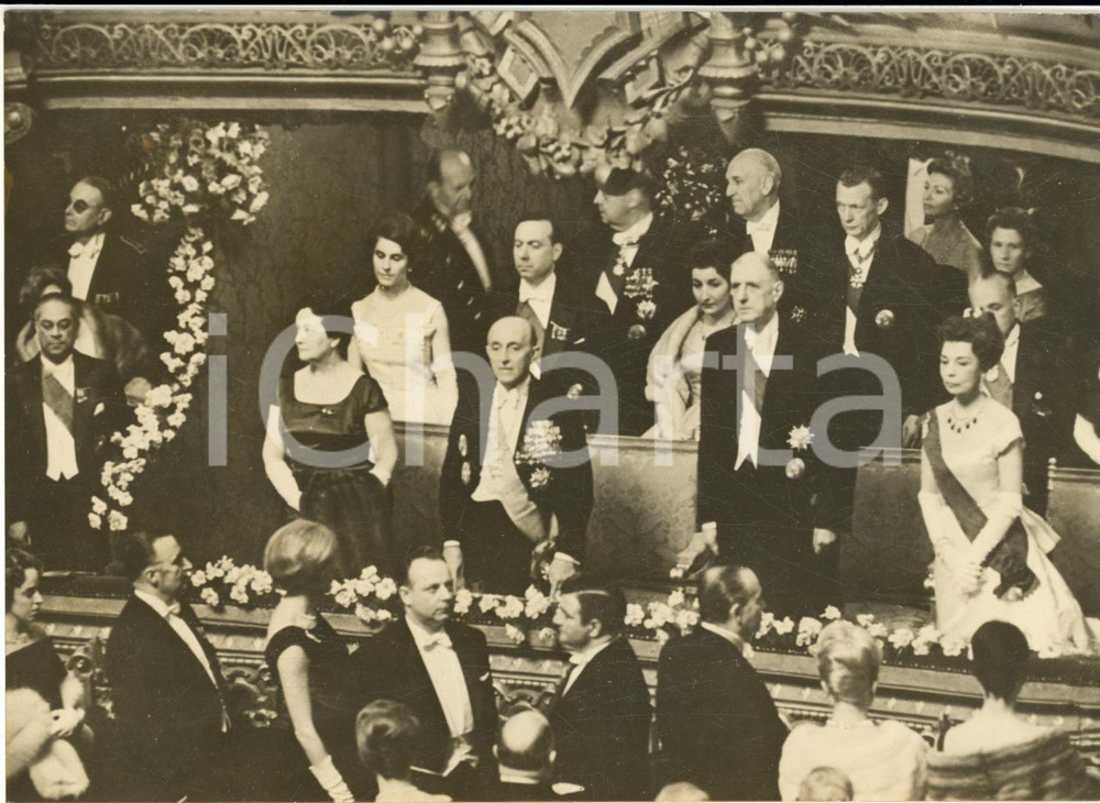 1960 PARIS OPERA Presidenti Manuel PRADO e Charles DE GAULLE durante gli inni  Fotografia d'epoca con didascalia coeva.   CONDIZIONI: G FORMATO: 18x13 cm     originale e autentica 1