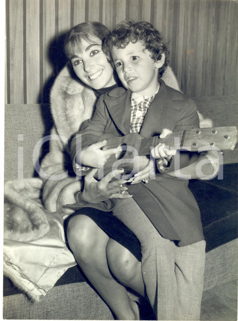 1959 LONDON Actress Pier ANGELI serenaded by her son Perry - Photo 15x20 cm   Fotografia d'epoca.CONDIZIONI: G    originale e autentica 1