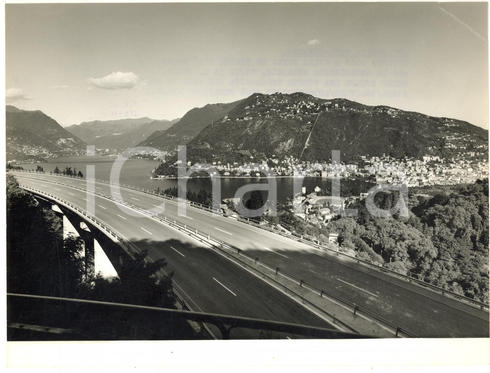 1968 SAN FERMO Veduta nuova autostrada COMO-CHIASSO con il lago FOTO DANNEGGIATA  Fotografia d'epoca con didascalia coeva.  CONDIZIONI: VERY POOR (piegatura evidente all'angolo superiore destro, con lievi piegature al margine e sovraimpressione della didascalia al recto ) FORMATO: 24x18 cm     originale e autentica 1