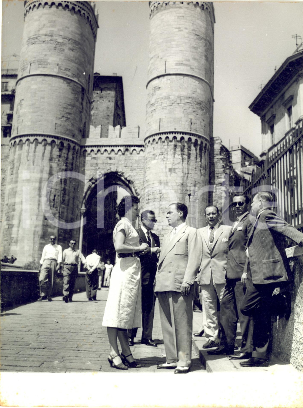 1955 GENOVA Robert WAGNER sindaco di New York visita casa di Cristoforo Colombo Fotografia d'epoca, con didascalia coeva.  CONDIZIONI: FAIR (ingiallimenti al margine inferiore; piccola piegatura angolare)FORMATO: 18x24 cm     originale e autentica 1