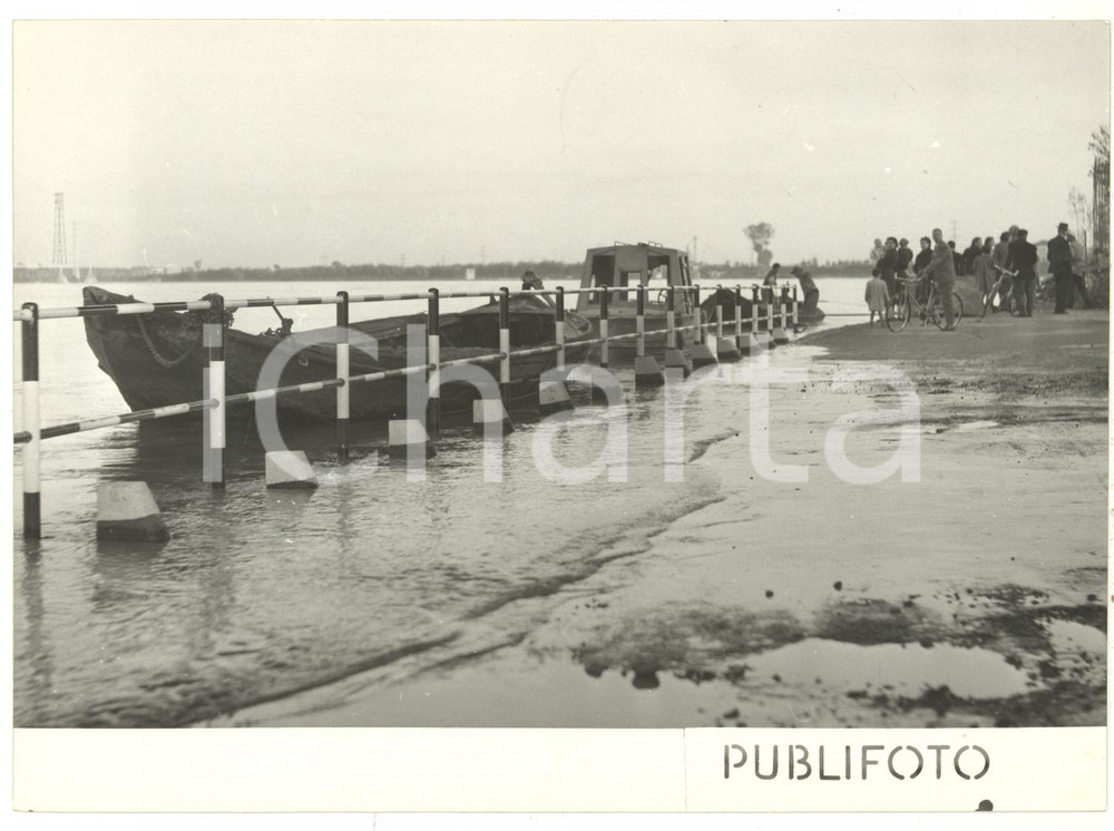 1953 ALLUVIONE PIACENZA Il fiume PO rompe gli argini *Fotografia 18x13 cm  Fotografia d'epoca con didascalia coeva.  CONDIZIONI: G FORMATO: 18x13 cm     originale e autentica 1