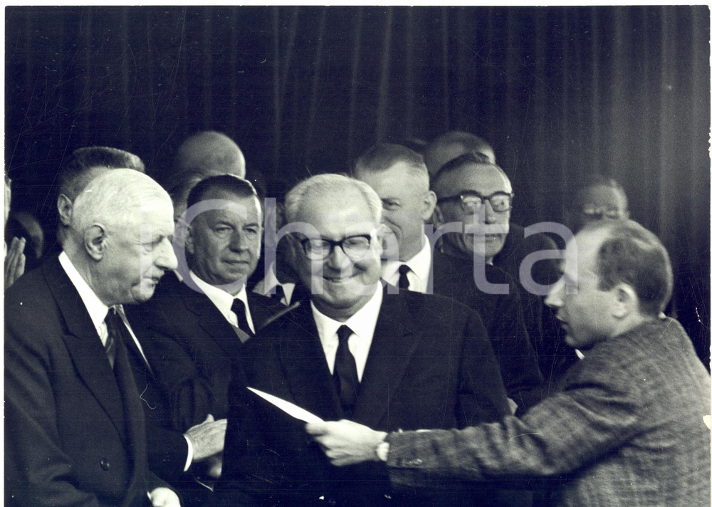 1965 TRAFORO MONTE BIANCO Charles DE GAULLE Giuseppe SARAGAT all'inaugurazione Fotografia d'epoca con didascalia coeva, che ritrae un dimostrante nell'atto di porgere una supplica scritta a De Gaulle.  CONDIZIONI: G (ma lievi graffi superficiali e piccolo taglio al lato destro) FORMATO: 24x18 cm     originale e autentica 1
