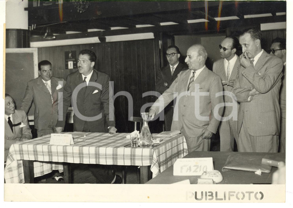 1954 MONTE TERMINILLO Corso di Addestramento riforma Pubblica Amministrazione  Fotografia d'epoca con didascalia coeva.  CONDIZIONI: FAIR (lievi piegature angolari; ondulatura al margine sinistro) FORMATO: 18x13 cm     originale e autentica 1