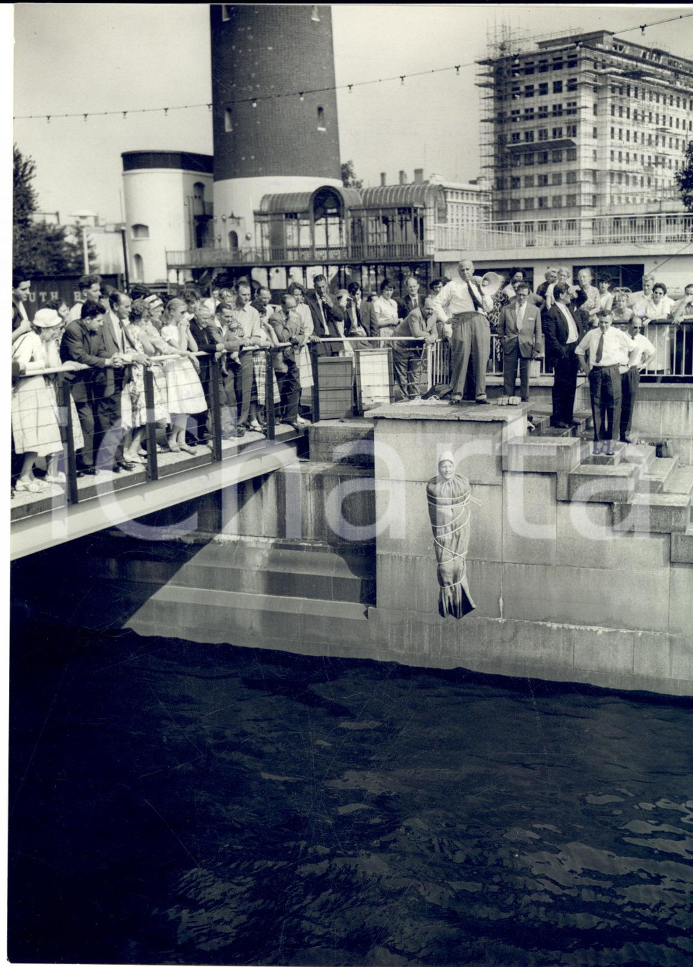 1959 LONDON Susan AVEYARD demonstrating new Marksway lifesaving jacket - Photo   Fotografia d'epoca.CONDIZIONI: FAIR (graffi verticali)FORMATO:  15x20 cm    originale e autentica 1
