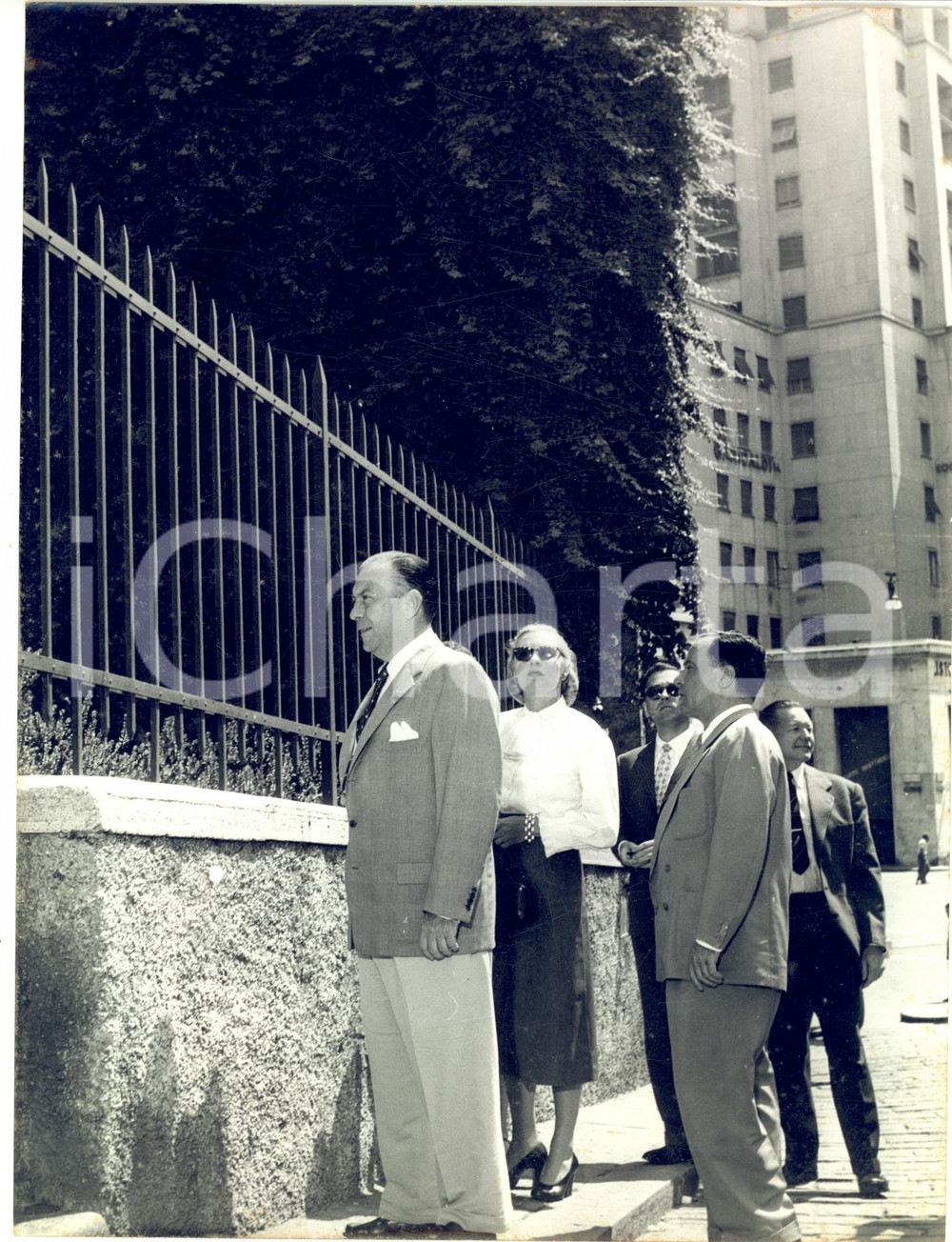 1955 GENOVA Robert WAGNER sindaco New York visita la casa di Cristoforo Colombo Fotografia d'epoca, con didascalia coeva.  CONDIZIONI: G (minima piegatura al lato destro)FORMATO: 18x24 cm     originale e autentica 1