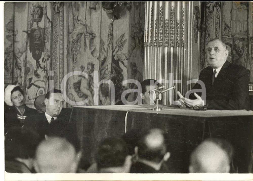 1959 PARIS ELYSEE Charles DE GAULLE alla prima conferenza stampa da presidente Fotografia d'epoca, con didascalia coeva. CONDIZIONI: FAIR (ondulature al margine inferiore; graffio al lato destro)FORMATO: 18x13 cm     originale e autentica 1