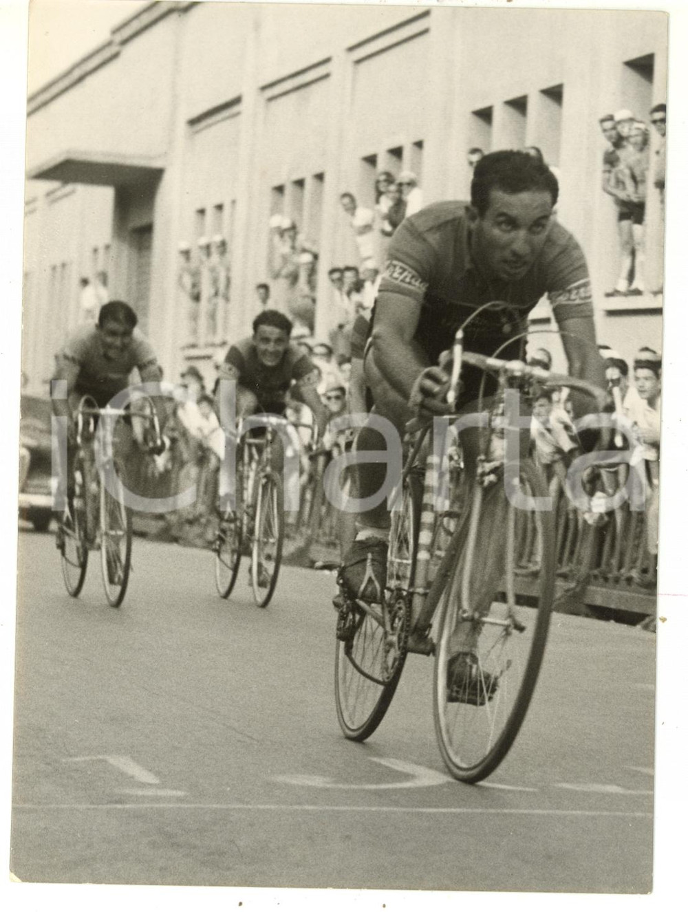 1955 ca GIRO DELL'EMILIA CICLISMO Nino DEFILIPPIS in testa al gruppo *Foto 13x18  Fotografia d'epoca con didascalia coeva.  CONDIZIONI: FAIR (piegtura all'angolo inferiore sinistro; lievi sovraimpressioni) FORMATO: 13x18 cm     originale e autentica 1