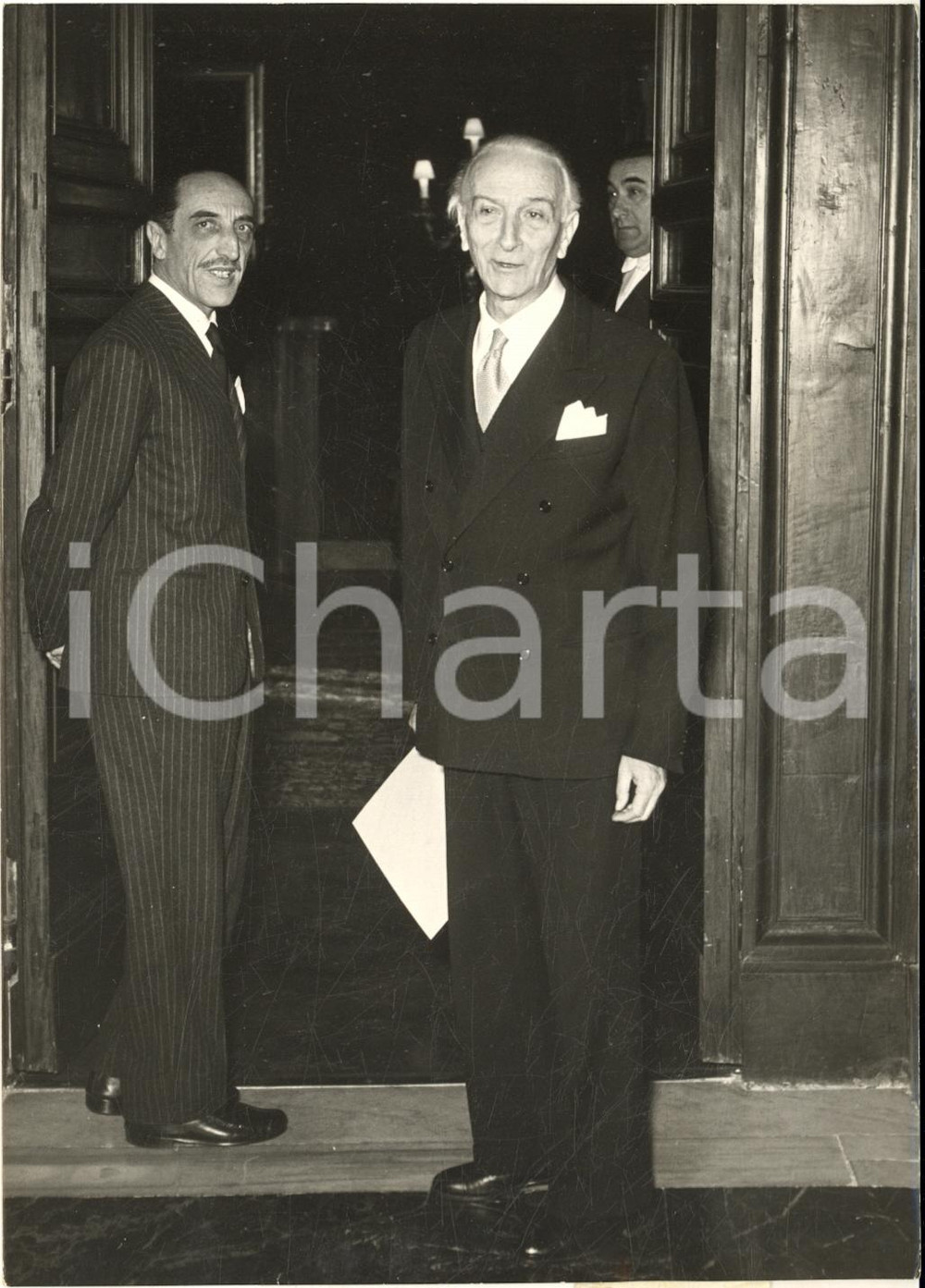 1959 ROMA Antonio SEGNI comunica alla stampa i nuovi ministri - Foto 13x18 cm  Fotografia d'epoca con didascalia coeva al verso.  CONDIZIONI: G FORMATO: 13x18 cm     originale e autentica 1