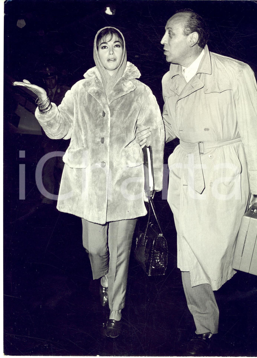 1959 ROMA CIAMPINO Attrice Anna Maria PIERANGELI con il suo agente *Foto 18x24 Fotografia d'epoca, con didascalia dattiloscritta coeva.FORMATO: 18x24 cm  CONDIZIONI: FAIR (residuo cartaceo al margine superiore)    originale e autentica 1