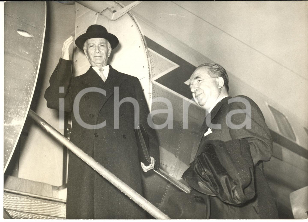 1959 ROMA Antonio SEGNI e Giuseppe PELLA in partenza per Ankara - Foto 18x13 cm Fotografia d'epoca, con didascalia coeva. CONDIZIONI: FAIR (piegature al margine superiore e lieve sovraimpressione)FORMATO: 18x13 cm    originale e autentica 1