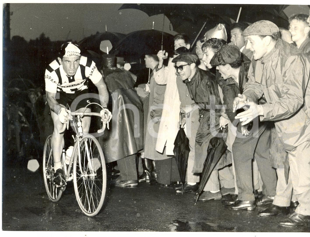 1958 LUGANO - G. P. CAMPARI Jacques ANQUETIL acclamato dalla folla *Foto 18x13 Fotografia d'epoca, con didascalia coeva. CONDIZIONI: GFORMATO: 18x13 cm     originale e autentica 1