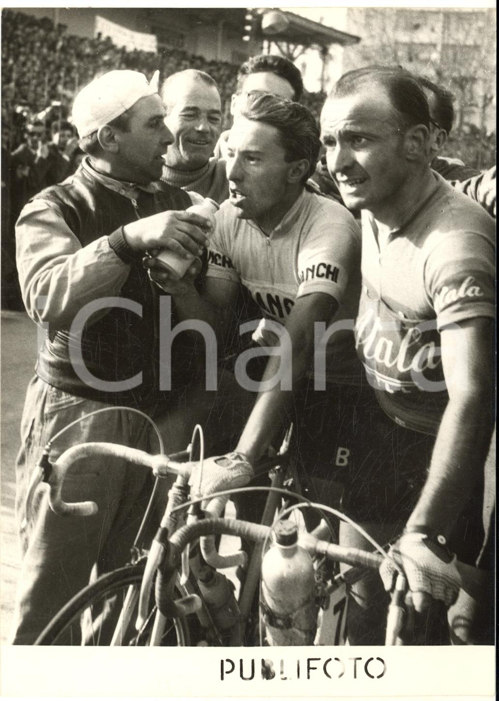 1956 CICLISMO NAPOLI Angelo CONTERNO vincitore del Giro di Campania *Foro 13x18  Fotografia d'epoca con didascalia coeva al verso. Al fianco di Conterno si riconosce Giancarlo Astrua.   CONDIZIONI: G FORMATO: 13x18 cm     originale e autentica 1