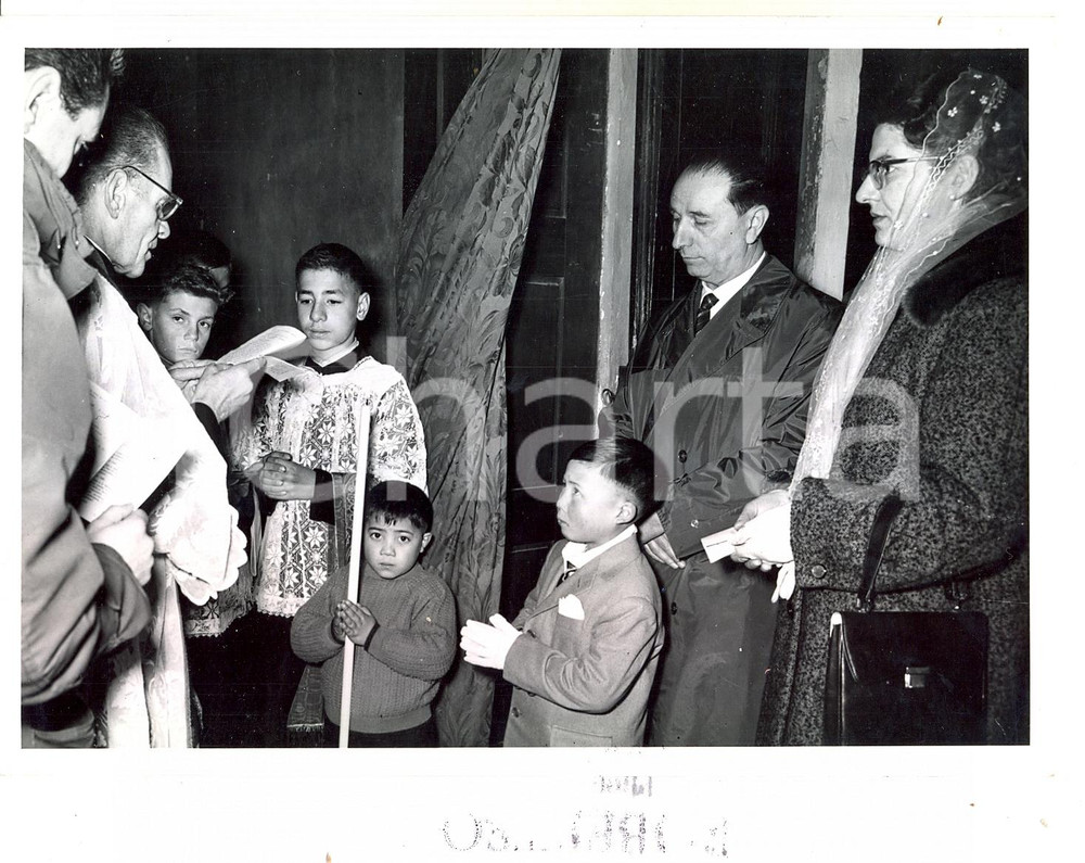1960 TORINO Ospizio "F. FRICHIERI" - Battesimo di un orfano della Cina comunista Fotografia d'epoca, con didascalia coeva. CONDIZIONI: G (ma lievi sovraimpressioni)FORMATO: 18x13 cm     originale e autentica 1