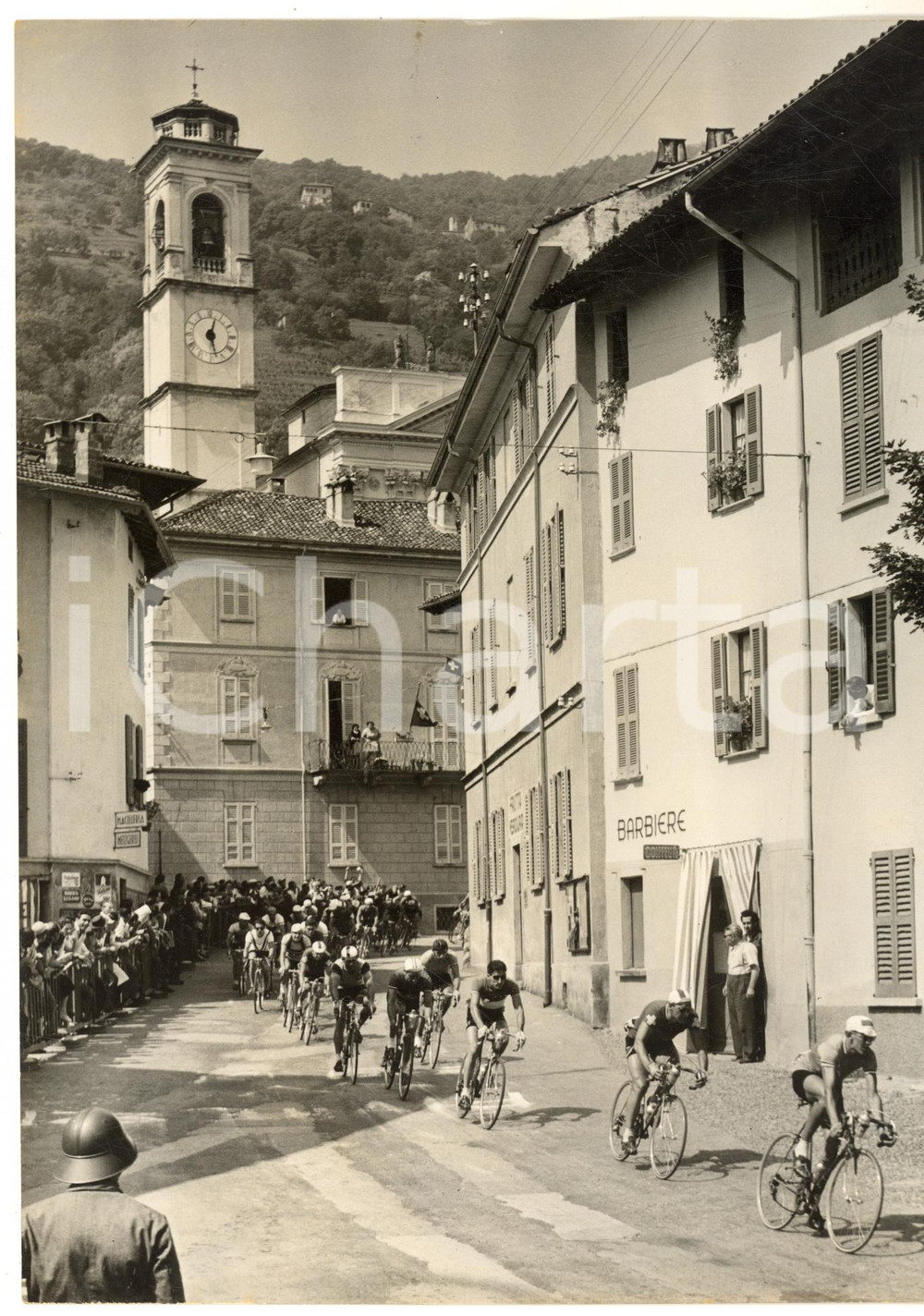 1953 BIOGGIO (CH) Mondiali CICLISMO SU STRADA - Passaggio del gruppo *Foto 18x24  Fotografia d'epoca con didascalia coeva al verso.    CONDIZIONI:  FAIR (piegatura al lato sinistro)FORMATO: 18x24 cm     originale e autentica 1