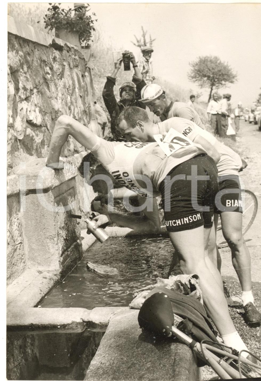 1955 ca CICLISMO GIRO D'ITALIA Un gregario alla fontana *Fotografia 13x18 cm Fotografia d'epoca con didascalia coeva. CONDIZIONI: G (ma lievi tracce di polvere) FORMATO: 13x18 cm      originale e autentica 1