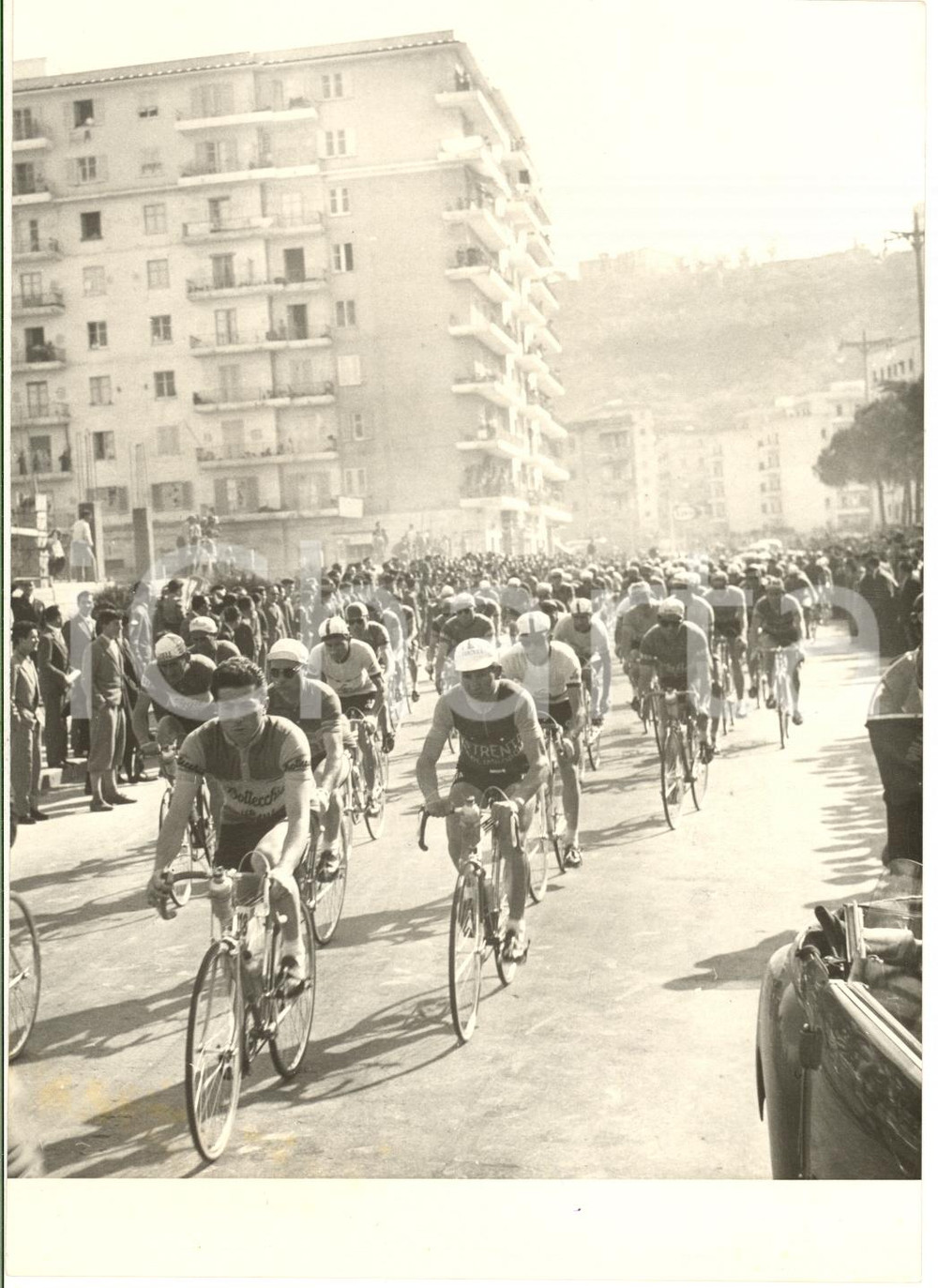 1955 CICLISMO NAPOLI GIRO DI CAMPANIA Uscita dalla cittÃ  - Foto 13x18 cm  Fotografia d'epoca con didascalia coeva.  CONDIZIONI: fair (piccolo alone e soovraimpressione circolare) FORMATO: 13x18 cm     originale e autentica 1