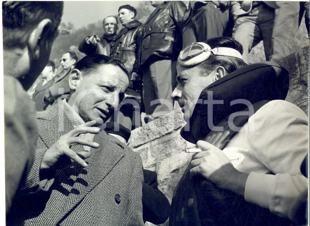 1953 MILANO IDROSCALO Mondiali MOTONAUTICA - Mario VERGA tra il pubblico - Foto Fotografia d'epoca con didascalia coeva.  CONDIZIONI: G (lieve sovraimpressione al lato inferiore) FORMATO: 24x18 cm     originale e autentica 1