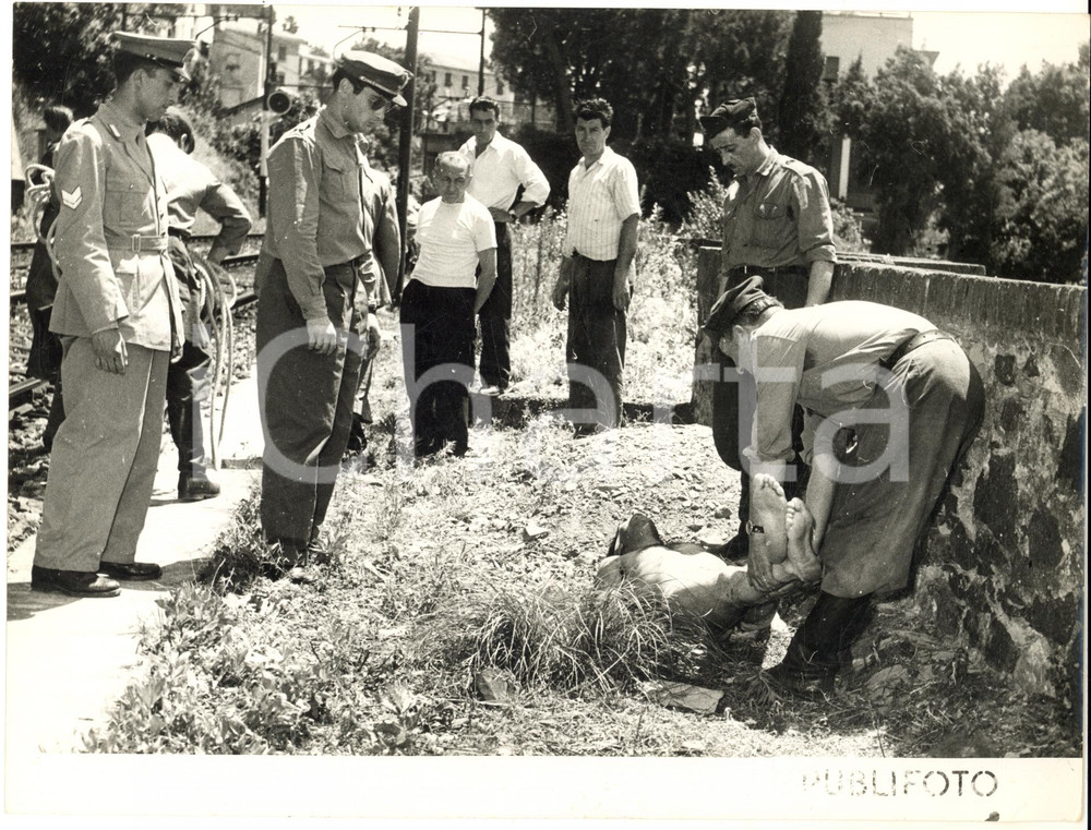 1954 PIEVE LIGURE Vigili del Fuoco recuperano il corpo di un pescatore - Foto
