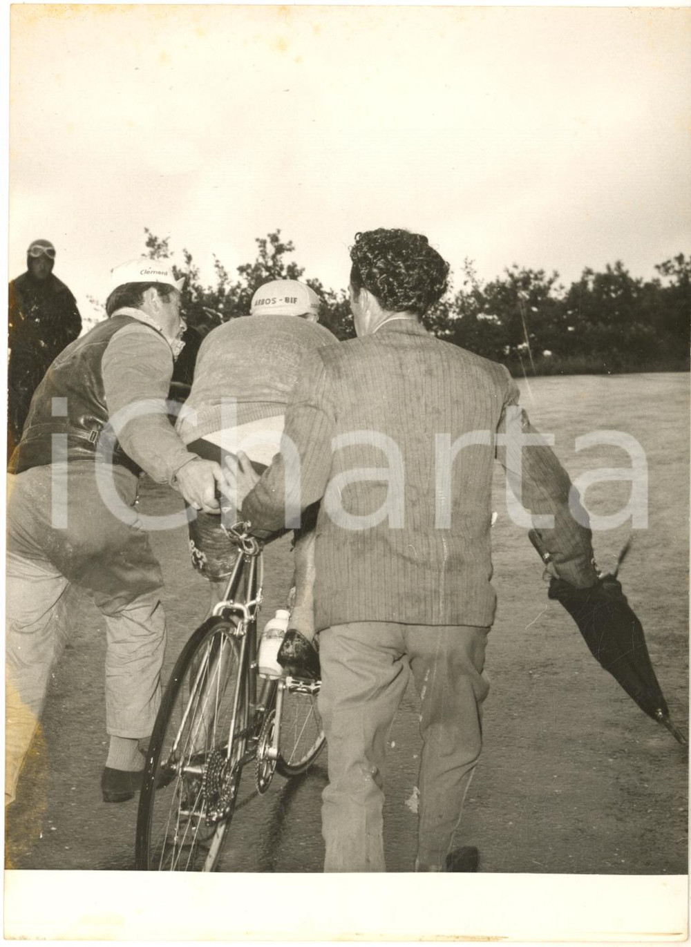 1956 CICLISMO GIRO D'ITALIA 18^ tappa - Pasquale FORNARA dopo la caduta - Foto  Fotografia d'epoca con didascalia coeva al verso.    CONDIZIONI: FAIR (aloni al lato sinistro) FORMATO: 13x18 cm     originale e autentica 1