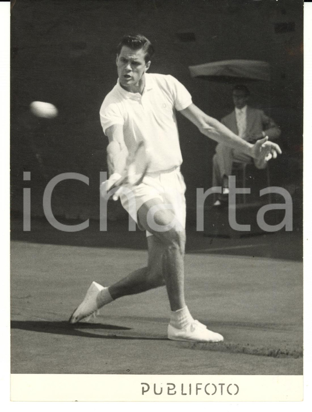 1955 MILANO TENNIS - COPPA DAVIS - ITALIA SVEZIA 4-1 Rovescio di Sven DAVIDSON   Fotografia d'epoca con didascalia coeva al verso.    CONDIZIONI: G (ma lieve sovraimpressione al margine destro) FORMATO: 13x18 cm     originale e autentica 1