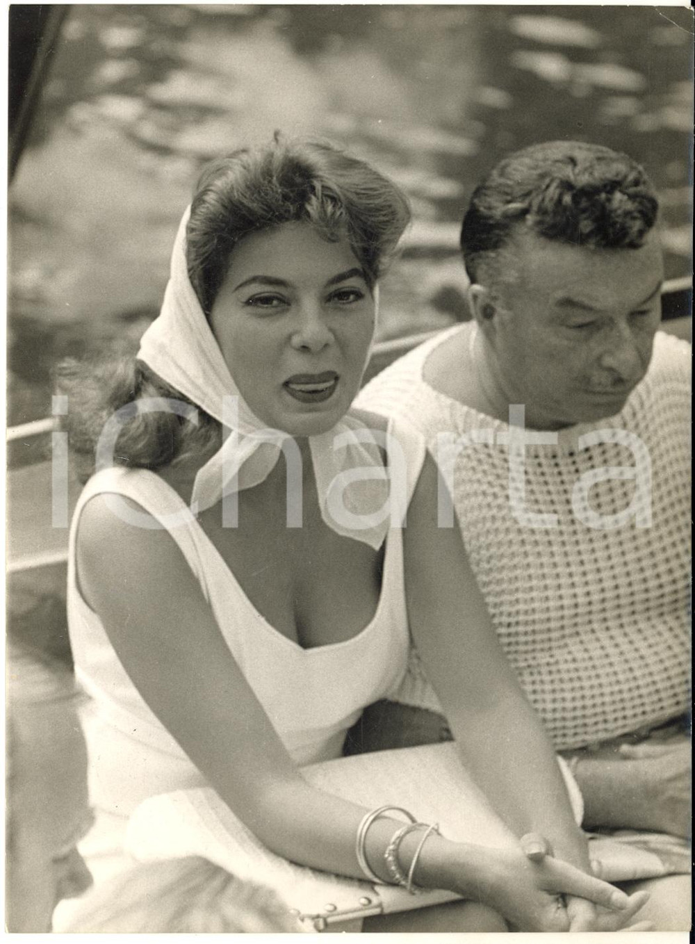 1960 ca VENEZIA Abbe LANE e Xavier CUGAT in gondola - Fotografia 13x18 cm  Fotografia d'epoca con didascalia coeva al verso.   CONDIZIONI: G (ma lieve piegatura angolare) FORMATO: 18x13 cm     originale e autentica 1