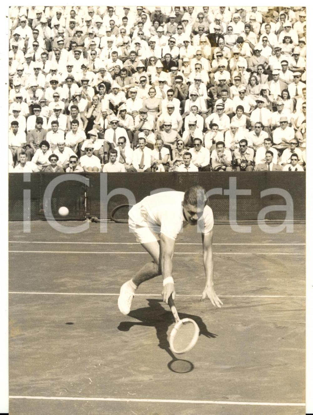 1957 MILANO TENNIS - COPPA DAVIS ITALIA SVEZIA 3-1 Rovescio di Ulf SCHMIDT  Fotografia d'epoca con didascalia coeva al verso.    CONDIZIONI: FAIR (lieve sovraimpressione al margine sinistro) FORMATO: 13x18 cm     originale e autentica 1