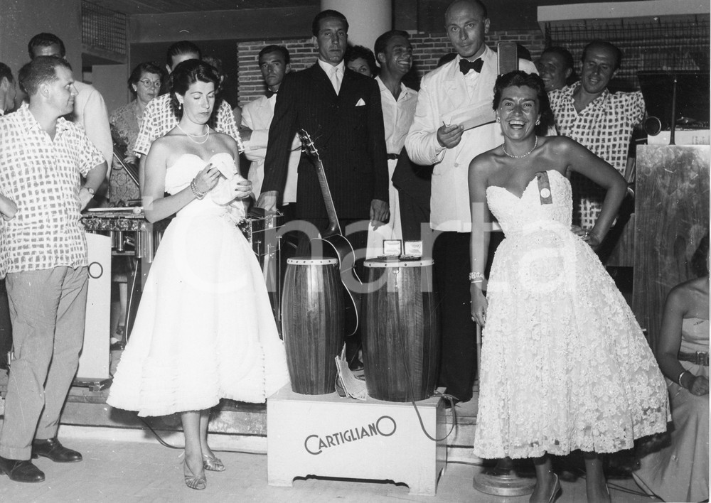 1952 SANTA MARGHERITA LIGURE Serata danzante - "Barracuda d'oro" (10) Foto 24x18 1952Fotografia vintage rara d'epoca.Timbro archivio Publifoto Genova al verso.FORMATO: 24x18 cm CONDIZIONI: FAIR (lievi increspature marginali e minimi difetti di stampa)ICHARTA mette in vendita le stampe vintage della collezione Publifoto Genova, per la maggior parte inedita o in tiratura di pochi esemplari. Si tratta di un'ottima opportunit&agrave; di investimento per i collezionisti di fotografie d'epoca.    originale e autentica 1